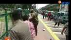 Aksi tarik-tarikan barang juga terjadi. Petugas Satpol PP bahkan harus berlari kencang mengejar sejumlah pedagang kaki lima.
