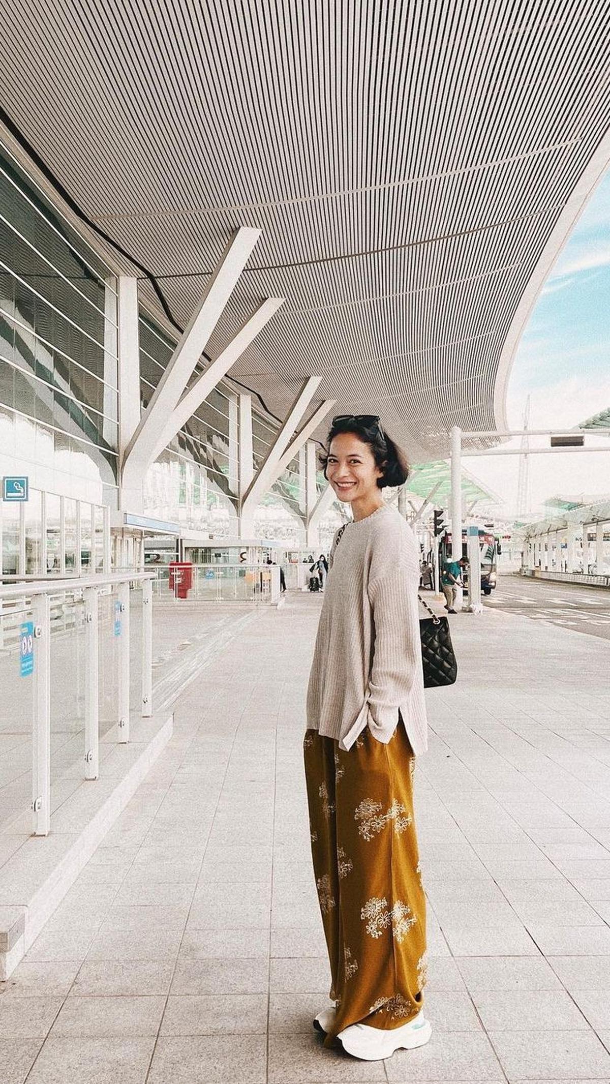 <b>Sweater yang Dipadukan dengan Loose Pants</b>
