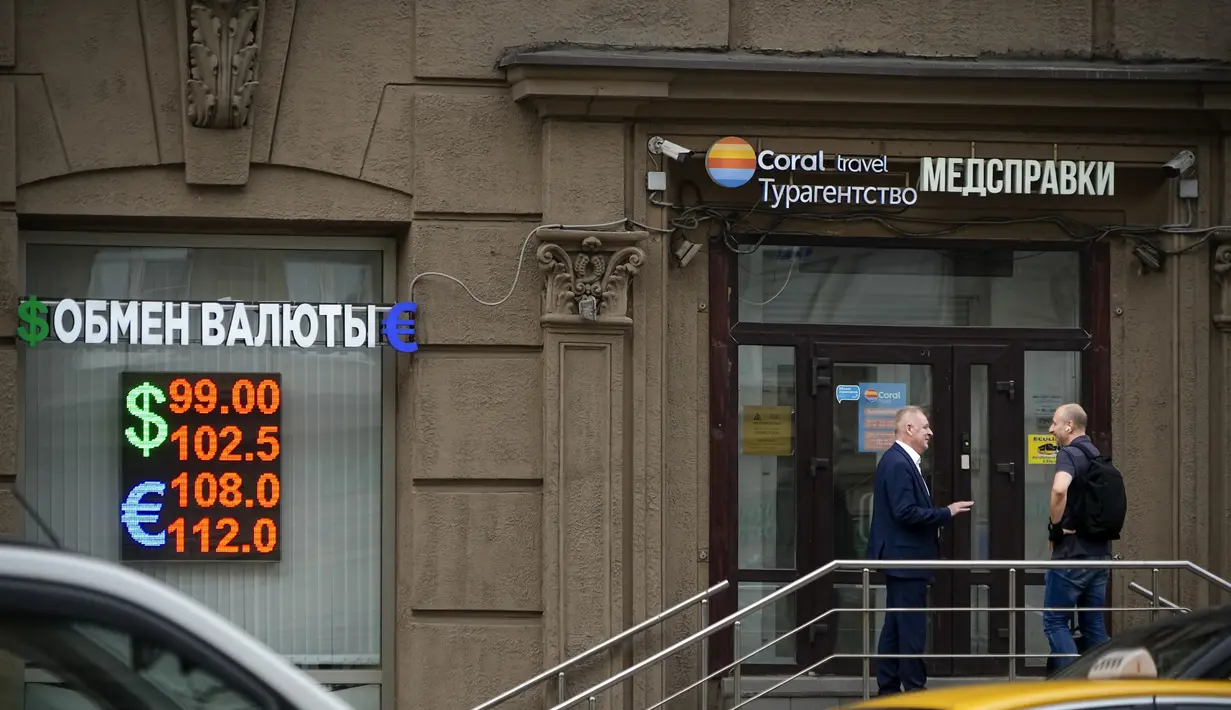 Mata uang Rusia telah melewati 101 rubel terhadap dolar, melanjutkan penurunan lebih dari sepertiga nilainya sejak awal tahun dan mencapai level terendah dalam hampir 17 bulan.  (AP Photo/Alexander Zemlianichenko)