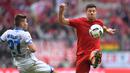 Pemain Hoffenheim, Andrej Kramaric (kiri) berusaha menjangkau bola dari kejaran  pemain Bayern Munich, Xabi Alonso (kanan) pada laga Bundesliga di Stadion Alianz Arena, Munich, (5/11/2016). (AFP/Christof Stache)
