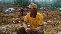 Sukardi mencari keluarganya yang menjadi korban longsor Banjarnegara. (Liputan6.com/Edhie Prayitno Ige)