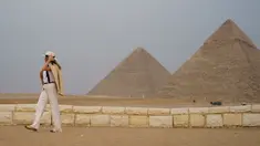 Ibu Negara AS Melania Trump memegang topinya saat berkunjung ke situs bersejarah Piramida Giza, Kairo, Mesir (6/10). Melania tampil mengenakan busana safari klasik saat mengunjungi destinasi terakhir selama seminggu di Afrika. (AP Photo/Carolyn Kaster)