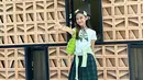Berperan sebagai Sindai, anak kecil pemberani yang berusaha menggagalkan penculikan orangutan bernama Sayu, Quinn Salman adalah salah satu artis cilik dalam jajaran pemain film Petualangan Sherina 2. Peran Quinn di Petualangan Sherina 2 ini sama seperti Sherina yang pemberani di Petualangan Sherina 1. Kehadiran artis kelahiran 24 Januari 2010 ini di film Petualangan Sherina 2 membuat sosoknya kini ramai dikulik publik. (Liputan6.com/IG/@quinnsalman)