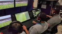 Operator video assistant referee (VAR) ketika tengah mengilustrasikan proses review terjadinya offside dengan teknologi Hawk Eye di Stadion Manahan, Solo, Kamis (7/3/2024). (Bola.com/Radifa Arsa)