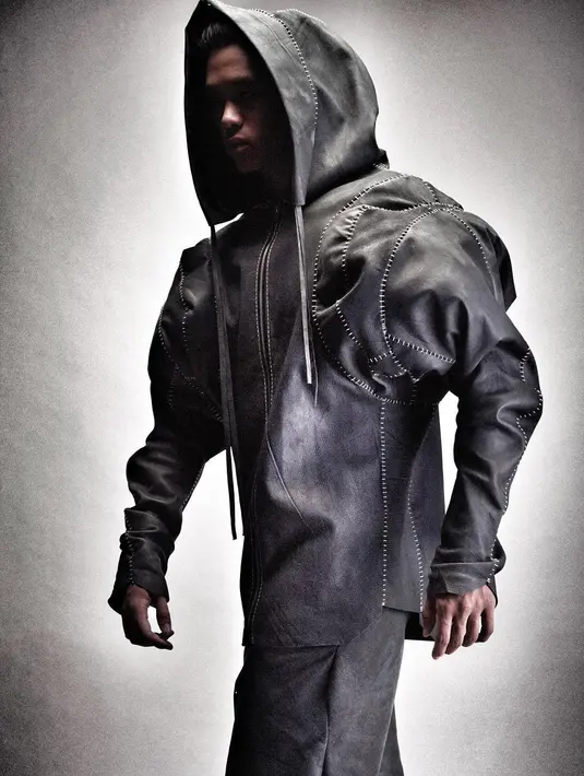 Nama Arnold Putra viral di tahun 2020 dengan karya tas tangan dari tulang belakang anak dan material lidah buaya. Ia pun mengunggah beberapa rancangan fashionnya di akun Instagram @byarnoldputra berikut di antaranya (Foto: Instagram @byarnoldputra)