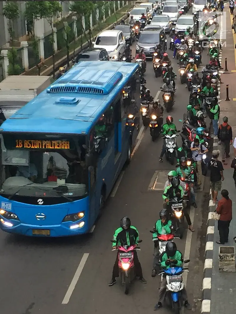 PKL dan Ojek Online Bikin Semrawut Stasiun Palmerah