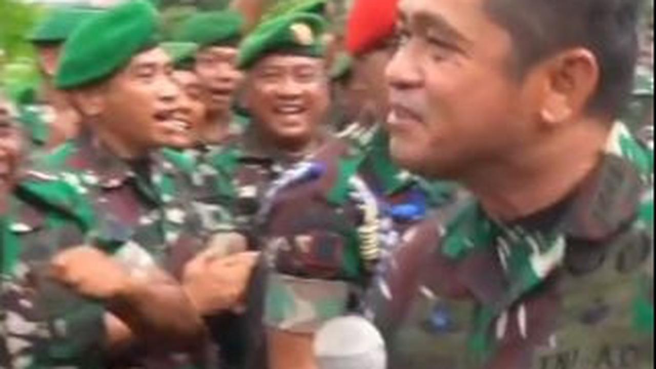 Saat bernyanyi, Maruli bahkan tak segan untuk berjoget. Dia ikut menarik salah satu prajurit dari kerumunan.&nbsp;