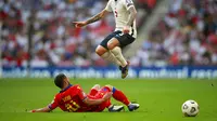 Ludovic Clement (Andorra) melakukan tekel terhadap Kieran Trippier (Inggris) pada pertandingan kualifikasi Piala Dunia 2022 antara Inggris dan Andorra di stadion Wembley di London, Minggu, 5 September 2021. (AP Photo/Ian Walton)