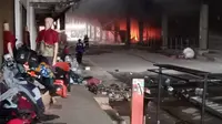 Kebakaran hebat melanda kompleks Pasar Botania I Batam, Rabu (5/4/2023), mengakibatkan sejumlah toko dan kios ludes dilalap api. (Liputan6.com/ Ajang Nurdin)