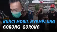 Petugas Damkar DKI dari Sektor kecamatan Penjaringan. Bantu warga evakuasi kunci mobil yang masuk gorong-gorong mengundang perhatian.