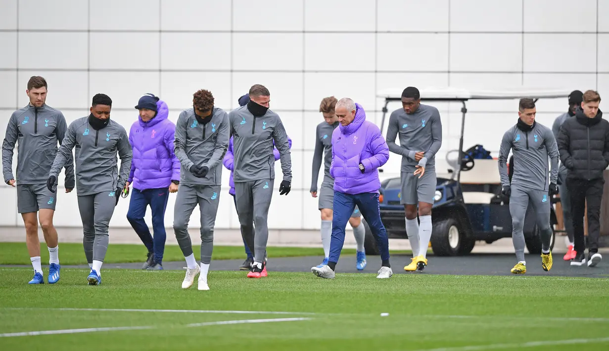Para pemain Tottenham Hotspur tiba menghadiri sesi latihan tim di Pusat Pelatihan Enfield Tottenham Hotspur, di London utara (18/2/2020). Tottenham akan bertanding melawan RB Leipzig pada leg pertama babak 16 besar Liga Champions Tottenham Stadium. (AFP Photo/Justin Tallis)