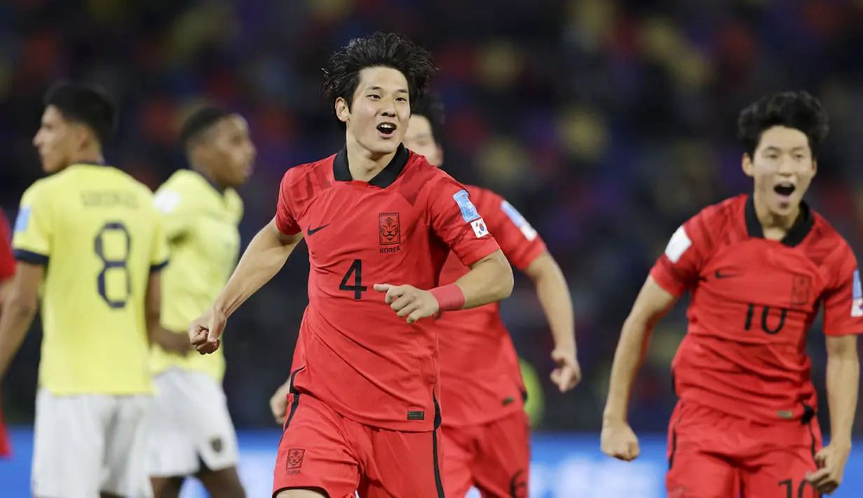Pemain Korea Selatan U-20, Choi Seok-hyun, melakukan selebrasi setelah mencetak gol ke gawang Ekuador pada laga babak 16 besar Piala Dunia U-20 di Stadion Santiago del Estero, Kamis (1/6/2023). Korea menang dengan skor 3-2. (AP Photo/Nicolas Aguilera)