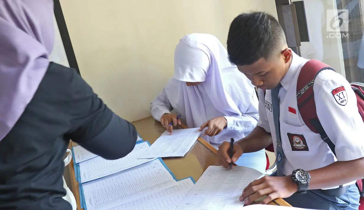 Calon Paskibraka Nasional 2019 saat registrasi di Desa Bahagia Cibubur, Jakarta, Kamis (25/7/2019). Calon Paskibraka Nasional 2019 mengikuti pendidikan dan pelatihan pasukan pengibar bendera pusaka dari tanggal 25 juli sampai 23 Agustus 2019. (Liputan6.com/Herman Zakharia)