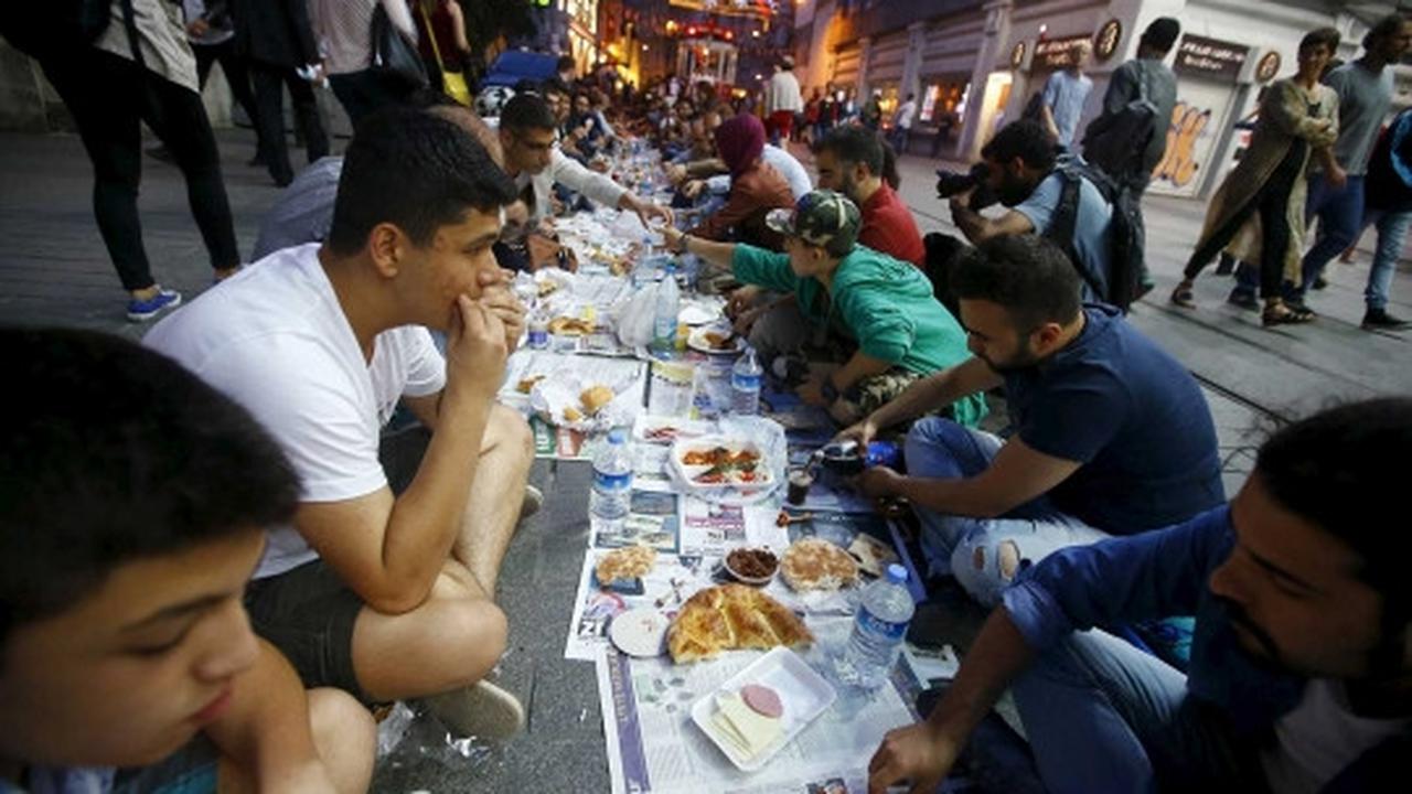 Nikmatnya momen buka puasa bersama di jalanan Istanbul