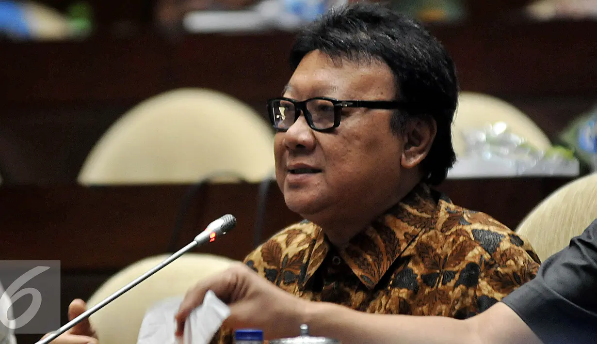 Menteri Dalam Negri Tjahjo Kumolo saat menghadiri Rapat Dengar Pendapat (RDP) dengan Komisi II DPR RI, di Kompleks Parlemen, Jakarta, Senin (18/1). Rapat membahas Evaluasi Pilkada Serentak, Perubahan UU Politik. (Liputan6.com/Johan Tallo)