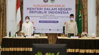 Menteri Dalam Negeri (Mendagri) Muhammad Tito Karnavian melakukan Rapat Koordinasi Percepatan Vaksinasi di Auditorium Pendopo Gubernur Sumatera Barat, Jumat (17/12/2021).