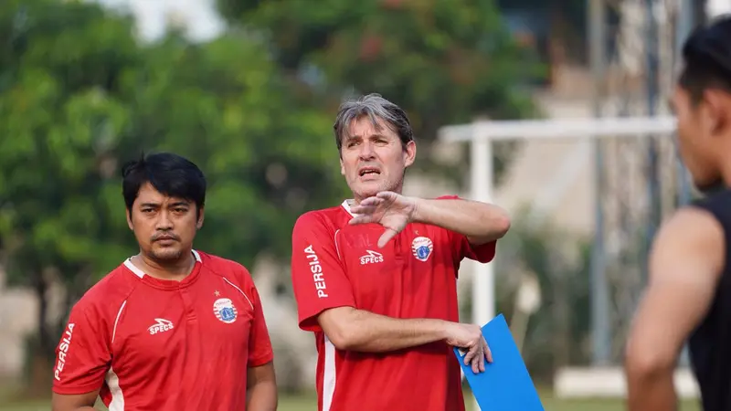 Julio Banuelos memimpin latihan Persija Jakarta di Lapangan PSAU TNI AU Halim, Jakarta Timur, Sabtu (8/6/2019).