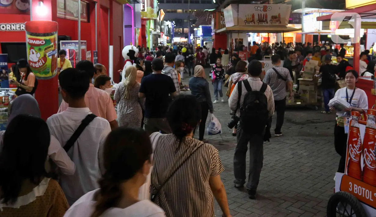 Para pengunjung saat berada dalam Jakarta Fair Kemayoran 2023 di JIExpo Kemayoran, Jakarta, Rabu (14/6/2023). (Liputan6.com/Herman Zakharia)