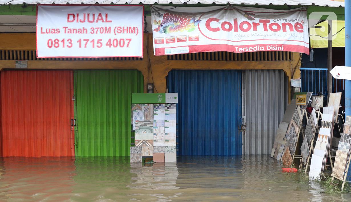 Suasana pertokoan yang tutup akibat banjir di Jalan KH Hasyim Ashari, Ciledug, Tangerang, Kamis (2/1/2020). Banjir yang melanda Ciledug dan sekitarnya membuat aktivitas perekonomian di kawasan tersebut lumpuh sementara. (Liputan6.com/Angga Yuniar)