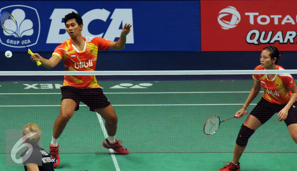 Ganda campuran Indonesia Alfian Eko Prasetya/Annisa Saufika saat laga BCA Indonesia Open 2016 melawan Jacco Arends/Selena Piek, Jakarta, Kamis (2/6/2016). Alfian Eko Prasetya/Annisa Saufika unggul 21-17, 21-8. (Liputan6.com/Helmi Fithriansyah)
