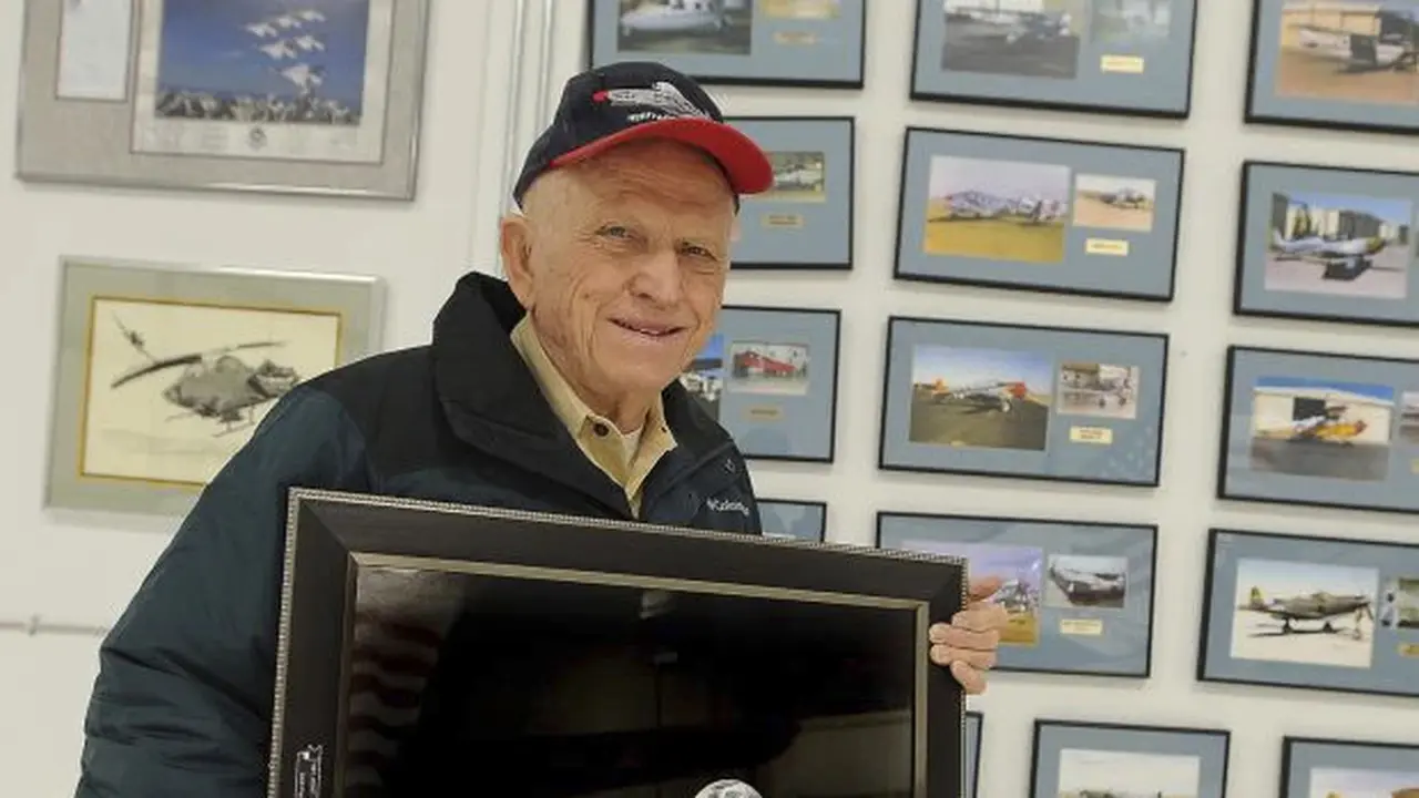 Astronot Apollo Kolonel Frank Borman, yang memimpin misi pertama mengorbit Bulan. (AP)