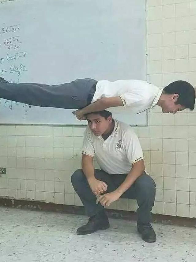 7 Potret Atraksi Nyeleneh Jaga Keseimbangan Ini Hati Deg-Degan