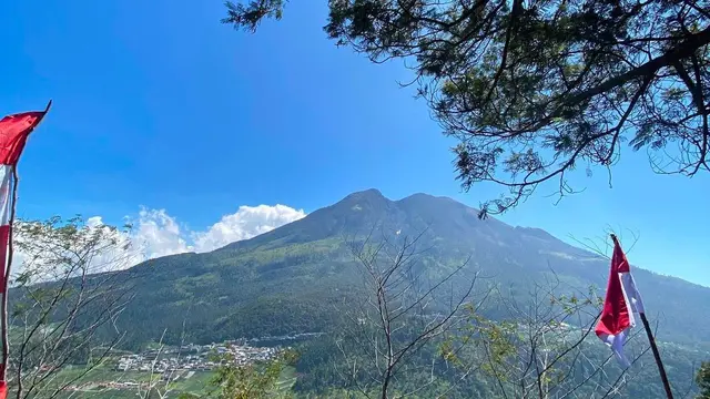 Gunung Mongkrang di Karanganyar @widhlw  https://www.instagram.com/p/DAKr_ozS-0O/?img_index=1&igsh=MWR1MXNjaGJwMDVqdA%3D%3D