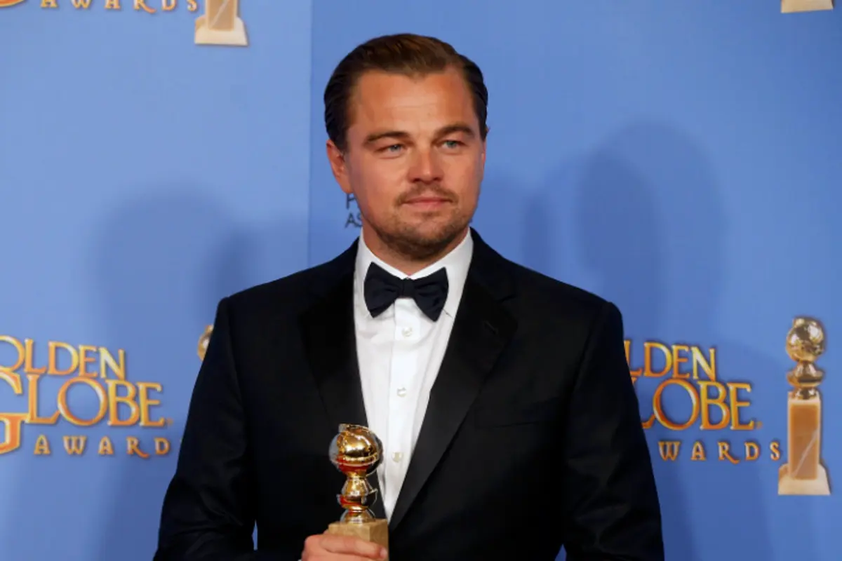 Muka Lucu Leonardo DiCaprio Ditabrak Lady Gaga di Golden Globes