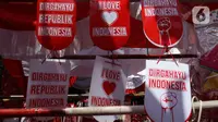 Salah satu pernak-pernik menyambut HUT Kemerdekaan RI di Pasar Mester Jatinegara, Jakarta, Selasa (8/8/2023). (Liputan6.com/Herman Zakharia)
