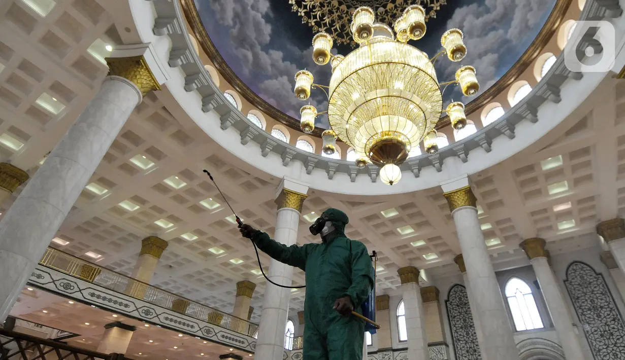 Petugas menyemprotkan disinfektan di bagian dalam Masjid Kubah Emas, Depok, Rabu (12/5/2021). Penyemprotan dilakukan sebagai antisipasi penyebaran virus corona Covid-19 di masjid yang akan digunakan untuk pelaksanaan salat Idul Fitri 1442 Hijriah esok hari. (merdeka.com/Arie Basuki)