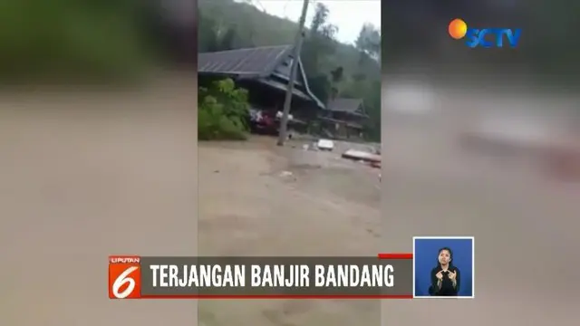 Banjir bandang menerjang sebuah kecamatan di Mamasa, Sulawesi Barat. Sejumlah rumah ambruk, selain itu material longsor juga melumpuhkan akses transportasi.