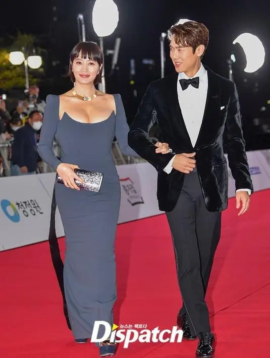 Ajang penghargaan ke-42 kali ini dipandu oleh aktris kenamaan  Kim Hye Soo. Pemeran Jung Geum Ja dalam drama Korea Hyena ini tampil seksi dengan gaun yang membentuk lekuk tubuhnya dari Alex Perry. (Instagram/koreadispatch).