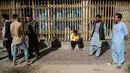Penduduk setempat berkumpul dekat lokasi serangan bunuh diri di Kabul, Afghanistan, Senin (24/7). Sejauh ini, akibat ledakan 35 orang tewas dan puluhan orang lainnya luka-luka, yang di dalamnya termasuk anak-anak. (AP/Massoud Hossaini)