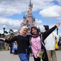 Lala dan Sus Rini kerap disebut pawangnya Sultan Andara. Mereka kerap disebut saudara berkat kekompakan mereka jadi pengasuh anak Nagita Slavina. Hal itu terlihat saat mereka diajak berangkat ke luar negeri. (Liputan6.com/IG/@shela_lala96).