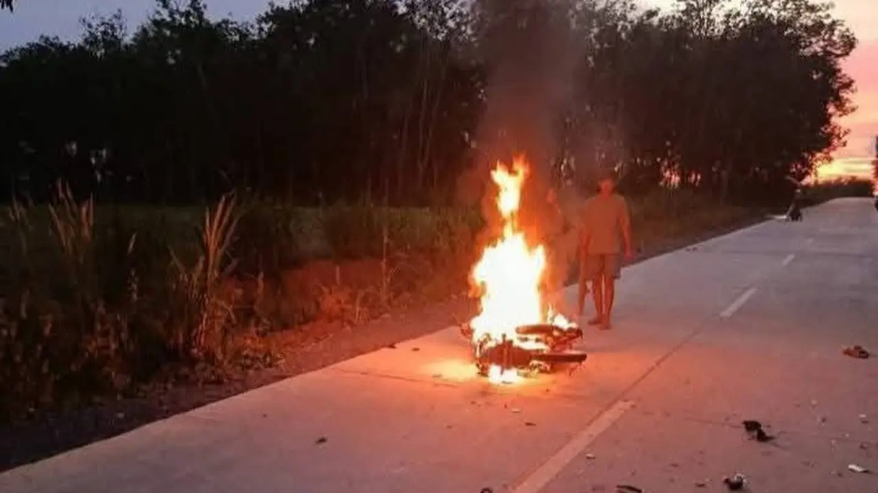 Tiga pelajar SMA terlibat kecelakaan hebat hingga satu motor terbakar di lokasi kejadian