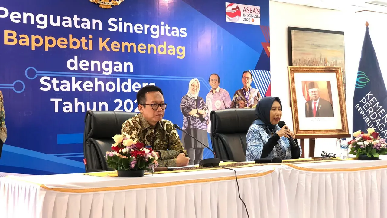 Kepala Badan Pengawas Perdagangan Berjangka Komoditi (Bappebti) Didid Noordiatmoko dalam konferensi Pers update rencana ekspor CPO melalui bursa berjangka, Jumat (19/5/2023). Didid memastikan bursa CPO bisa diluncurkan pada Juni 2023. (Tira/Liputan6.com)