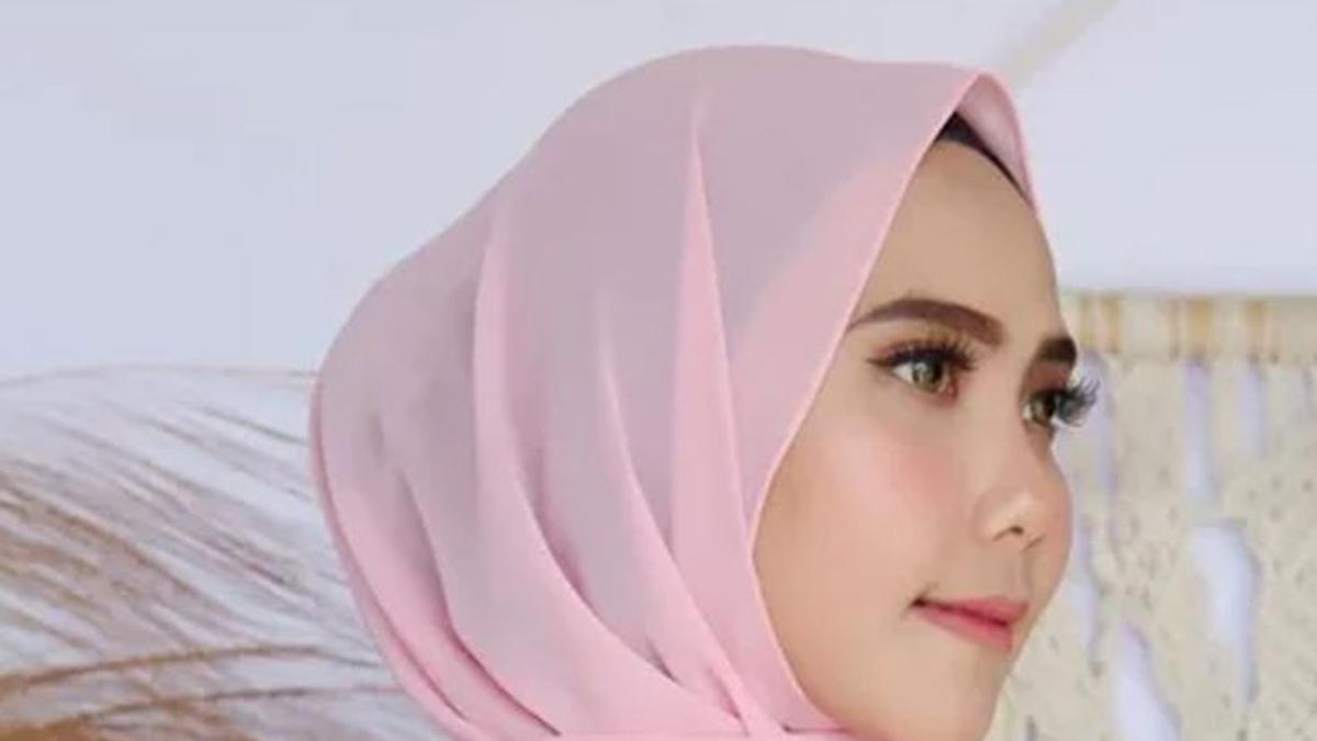 6 Ide Padu Padan Fashion Cream dan Pashmina untuk Gen-Z Berwajah Bulat, Look Tirus dan Menawan