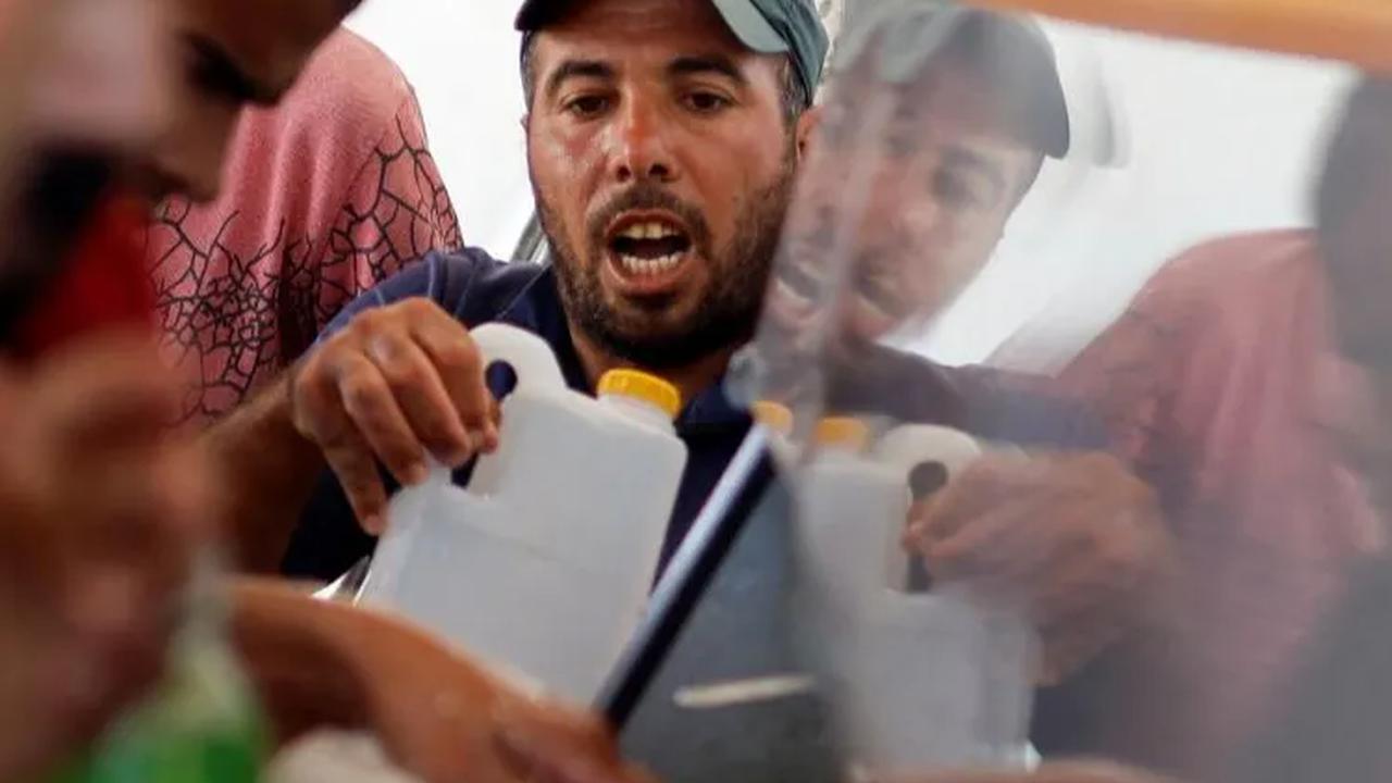 Beberapa warga Gaza juga ada yang terlihat menyodorkan jeriken kosongnya mendekati keran meski antreannya masih berada di belakang warga yang sedang mendapat giliran mengisi air.