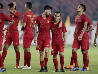 Pemain Timnas Indonesia, Stefano Lilipaly, berdiskusi dengan Riko Simanjuntak usai melawan Filipina pada laga Piala AFF 2018 di SUGBK, Jakarta, Minggu (25/11). Kedua negara bermain imbang 0-0. (Bola.com/M. Iqbal Ichsan)