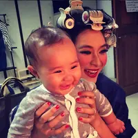 Happy Salma selalu mengajak buah hatinya, Tjokorda Sri Kinandari Kerthyasa, kemana pun ia melakukan aktivitasnya. (via instagram/@happysalma)