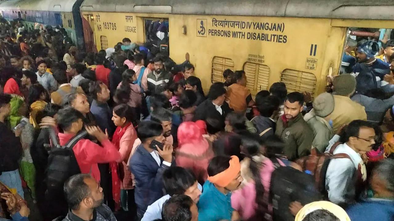 VIDEO Penumpang Terinjak-injak Berdesakan Berebut Masuk Kereta di Stasiun New Delhi, 18 Orang Tewas
