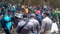 Tim Basarnas dibantu warga mengevakuasi jenazah korban pesawat Trigana Air di Oksob, Pegunungan Bintang, Papua, Selasa (18/8/2015). Pesawat yang membawa 54 penumpang tersebut ditemukan dalam keadaan hancur dan terbakar. (Istimewa)