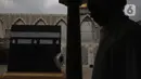 Miniatur Ka'bah terlihat di Masjid Nurul Iman, Blok M Square, Jakarta, Sabtu (2/4/2022). Miniatur Ka'bah tersebut didirikan sebagai fasilitas untuk calon jemaah dari agen perjalanan yang ingin melaksanakan latihan simulasi manasik haji dengan kapasitas 300 orang . (Liputan6.com/Herman Zakharia)