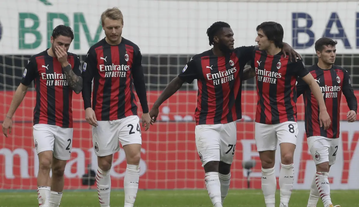 Gelandang AC Milan, Franck Kessie (tengah) berselebrasi dengan rekan-rekannya usai mencetak gol ke gawang Fiorentina pada pertandingan lanjutan Liga Serie A Italia di stadion San Siro di Milan, Italia, Minggu (29/11/2020). AC Milan menang 2-0 atas Fiorentina. (AP Photo / Luca Bruno )