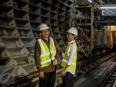 Presiden Jokowi dan Gubernur DKI Jakarta Basuki Tjahaja Purnama tampak tertawa disela meninjau proyek MRT di Stasiun Dukuh Atas, Jakarta, Jumat (30/9). Pemerintah menargetkan MRT selesai 2018 atau saat perhelatan Asian Games. (Liputan6.com/Faizal Fanani)