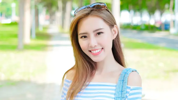 bahagia tersenyum santai