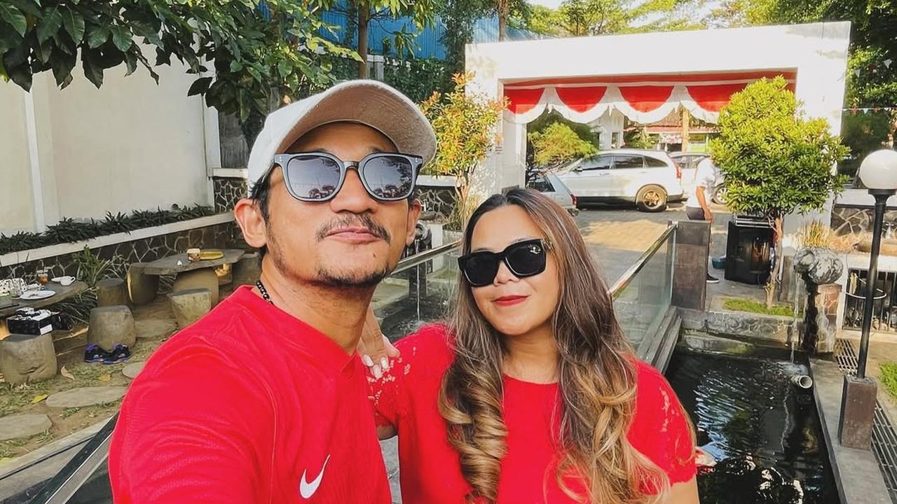 Potret Harmonis Isa Bajaj dengan Istri yang Luar Biasa, Menemani dari Dunia Entertain Hingga Pulang Kampung