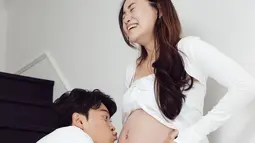 Keduanya melakukan maternity shoot dengan konspe sederhana namun terasa hangat dan penuh cinta. (Foto: Instagram/ hansoljang110)