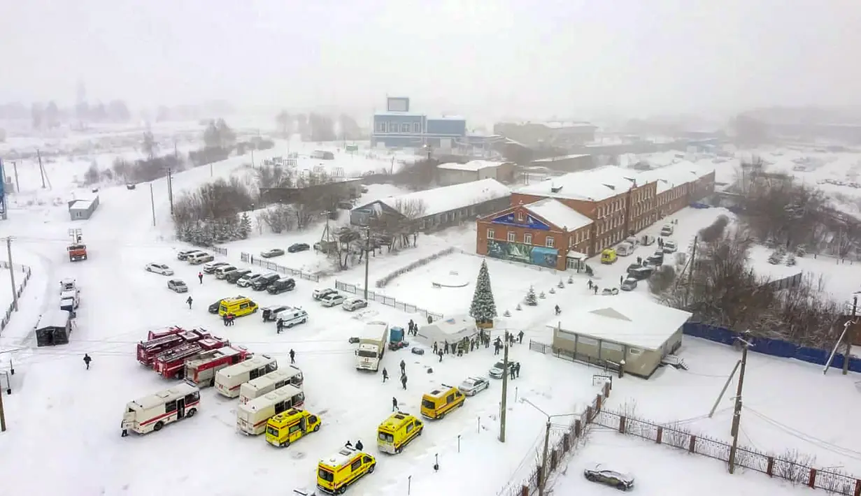 Tim penyelamat tiba di tambang batu bara Listvyazhnaya di wilayah Kemerovo dekat kota Belovo setelah meledak  (26/11/2021). Lebih dari 50 orang dilaporkan tewas setelah asap memenuhi tambang batu bara Siberia. (AFP/KEMEROVO, RUSSIA)