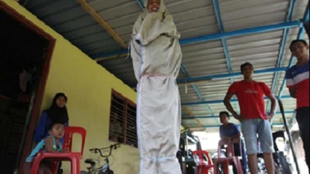 Pura-Pura Jadi Pocong, Remaja Kena Batunya Dihukum oleh Polisi